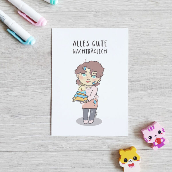 Postkarte "Alles Gute nachträglich". Als Motiv sieht man eine junge Frau, die einen etwas verunglückten Kuchen in Händen hält auf dem eine Kerze brennt. Als Überschrift steht "Alles Gute nachträglich".