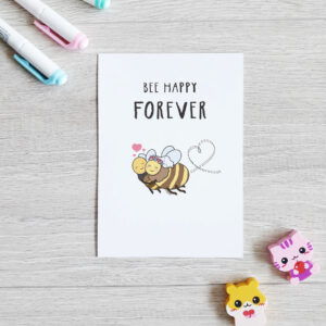 Hochzeitspostkarte mit zwei Bienen beim Hochzeitsflug und der Überschrift "Bee happy forever".